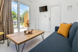A television and/or entertainment centre at AVGOUSTIDIS APARTMENTS