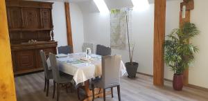 a dining room with a white table and chairs at L'eau vive in Ranspach