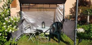 Tienda de campaña con mesa y sillas en un patio en L'eau vive en Ranspach