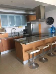 Kuchyň nebo kuchyňský kout v ubytování Beautiful 3 bedroom, fully furnished, on the beach