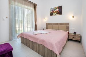 A bed or beds in a room at AVGOUSTIDIS APARTMENTS