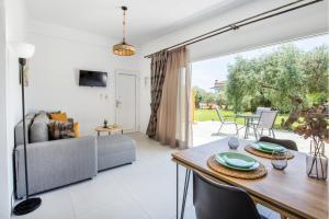 A seating area at AVGOUSTIDIS APARTMENTS