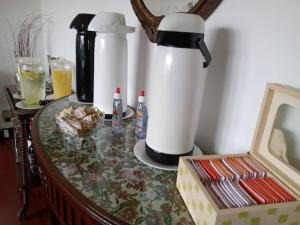 einen Tisch mit einer Kaffeemaschine darüber in der Unterkunft Pousada Canto da Paz in Petrópolis