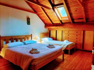 - une chambre avec deux lits et un plafond en bois dans l'établissement Green Riviera Case Vacanza, à Borzonasca