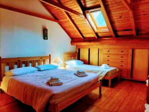 sypialnia z 2 łóżkami i drewnianym sufitem w obiekcie Green Riviera Case Vacanza w mieście Borzonasca +37 zdjęć