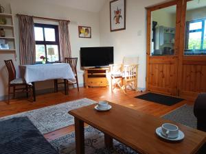 TV a/nebo společenská místnost v ubytování Sea view 1-Bed Cottage with private garden