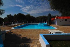 Bazén v ubytovaní White Rock Apartments alebo v jeho blízkosti