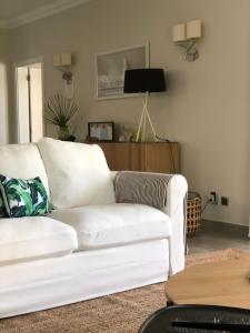 un divano bianco in soggiorno di Casa Corais a Guia