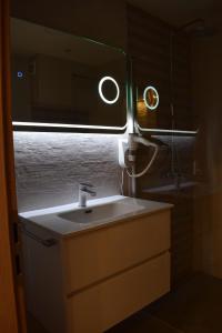 札格雷布的住宿－Zagreb4you Apartments，一间带水槽和镜子的浴室
