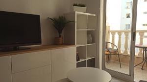 Televízia a/alebo spoločenská miestnosť v ubytovaní Apartment only 250m from the beach Los Locos
