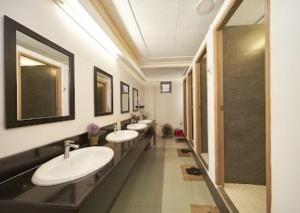 une rangée de lavabos dans une salle de bains commune dans l'établissement Alleyway Hostel, à Hô-Chi-Minh-Ville