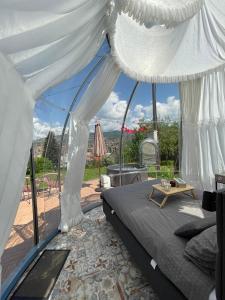 um quarto com uma cama e vista para um pátio em Cupola glamping dome Sarajevo em Saraievo