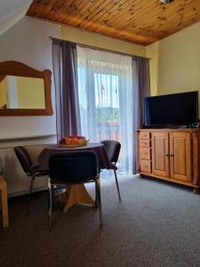 TV a/nebo společenská místnost v ubytování Hotel Karkonosze