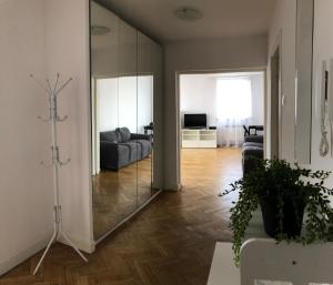 Televízia a/alebo spoločenská miestnosť v ubytovaní Apartment Świętojerska