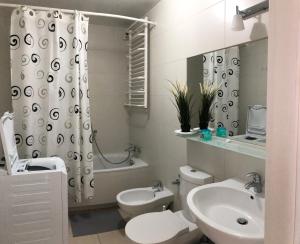 łazienka z umywalką, toaletą i prysznicem w obiekcie Apartment Świętojerska w Warszawie