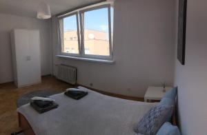 Łóżko lub łóżka w pokoju w obiekcie Apartment Świętojerska