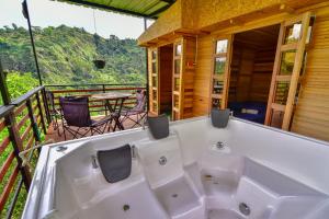 eine Badewanne auf einem Balkon mit einem Tisch und Stühlen in der Unterkunft Glamping Adrenalina Extrema in San Agustín