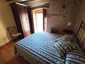 - une chambre avec un lit et une couette bleue dans l'établissement Casa Alta, à Valderrobres