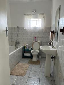 Bathroom sa Serene 3 bedroom house in Olympia, Lusaka