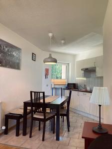 una cucina e una sala da pranzo con tavolo e sedie di Haus Barbara a Ochsengarten