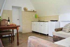 - une cuisine avec un canapé et une table dans une chambre dans l'établissement Grandma's Hut, à Nikšić