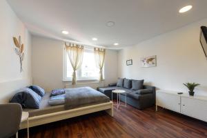 ein Wohnzimmer mit einem Bett und einer Couch in der Unterkunft Vienna Lights Apartments - Hernals in Wien