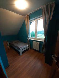 Postel nebo postele na pokoji v ubytování Dom w okolicach Czchowa