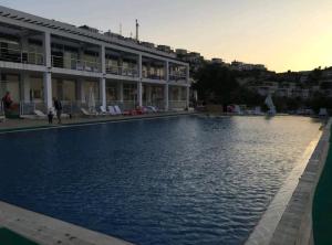 สระว่ายน้ำที่อยู่ใกล้ ๆ หรือใน Rentavill Villa Zeus