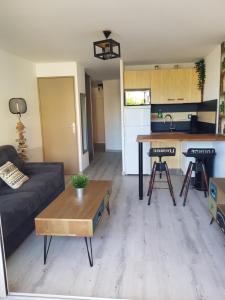 Kuchyň nebo kuchyňský kout v ubytování La Galiote, T2 vue port, terrasse et parking