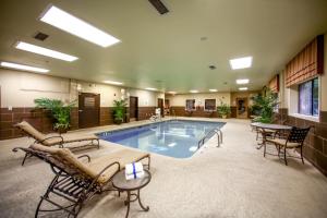 uma grande piscina numa grande sala com mesas e cadeiras em Holiday Inn Express Hotel & Suites - Atlanta/Emory University Area, an IHG Hotel em Decatur