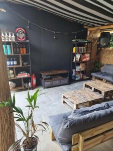 Habitación con 2 camas y estante para libros en SupVamaVeche en Vama Veche