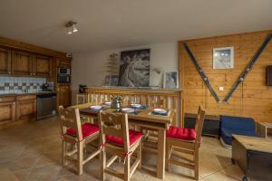 cocina con mesa de madera y sillas en Morillon 1100 Skis aux pieds, en Morillon