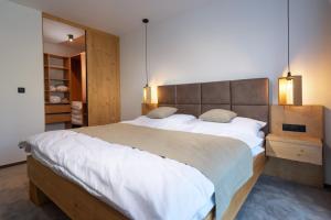 Postel nebo postele na pokoji v ubytování NIPUR sk-Apartmán Hotel Ovruč, Štrbské Pleso