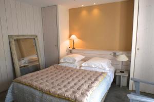 Llit o llits en una habitació de Hôtel Le Sénéchal