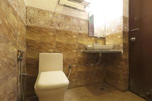 y baño con aseo y lavamanos. en Silver Shine New Delhi - COMFORT STAY, en Nueva Delhi