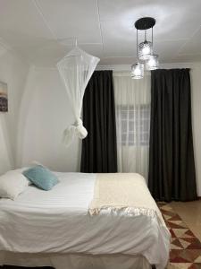 Ένα ή περισσότερα κρεβάτια σε δωμάτιο στο Serene 3 bedroom house in Olympia, Lusaka