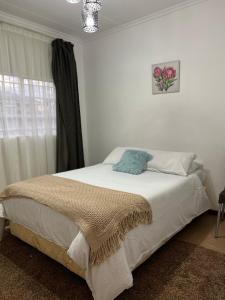 Llit o llits en una habitació de Serene 3 bedroom house in Olympia, Lusaka