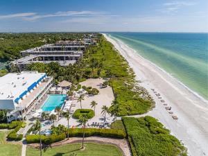 サニベルにあるSundial Beach Resort & Spaのリゾートとビーチの空中を望む