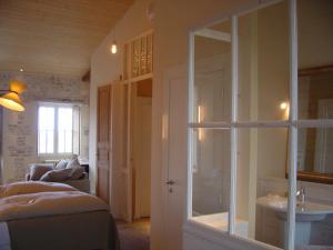 Llit o llits en una habitació de Hôtel Le Sénéchal