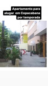 un collage de una foto de un patio con un edificio en Felipe de Oliveira Apartment, en Río de Janeiro
