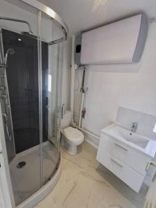 Ванна кімната в Studio centre ville LES ARCS avec vue sur massif des maures