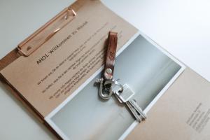 ein Buch mit zwei Schlüsseln darüber in der Unterkunft Haus Salz & Sand Whg Sand in Norderney
