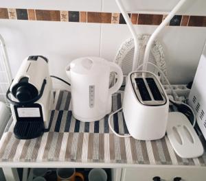 dos aparatos sentados en un estante de una cocina en CENTER & WHITE TOWN Apartament en Torremolinos