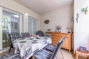 - une salle à manger avec une table et des chaises dans l'établissement Albamar Apartamento 6 personas con parking cerca de la playa, à Calp