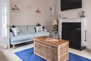 uma sala de estar com um sofá e uma mesa de centro em Church Farm Winterton-on-sea em Winterton-on-Sea