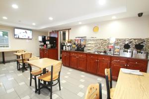 Kuchyň nebo kuchyňský kout v ubytování Travel Inn & Suites Flemington