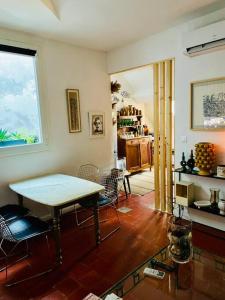 jadalnia ze stołem i krzesłami w pokoju w obiekcie ''Coco'' Coquet petit Loft au calme en centre ville de Sète w mieście Sète