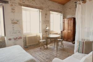 Llit o llits en una habitació de Hôtel Le Sénéchal
