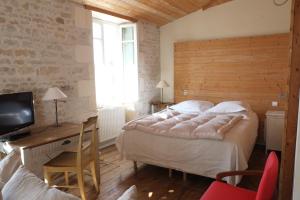 Llit o llits en una habitació de Hôtel Le Sénéchal