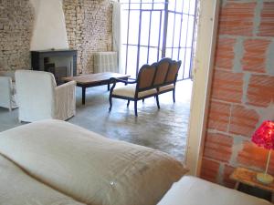 Llit o llits en una habitació de Hôtel Le Sénéchal